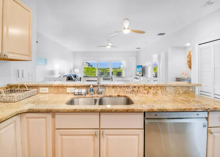 Spacious Intracoastal 3 Min Walk To Beach! Apartment