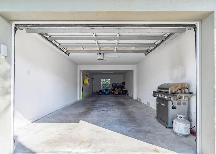 Apartment Spacious Intracoastal 3 Min Walk To Beach!