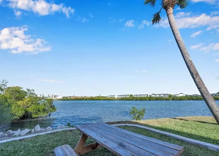 Spacious Intracoastal 3 Min Walk To Beach! Apartment Clearwater Beach
